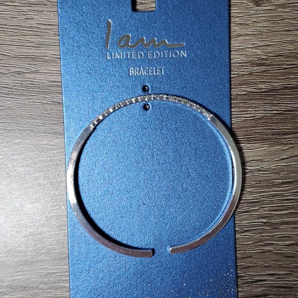 Adjustable rigid bracelet